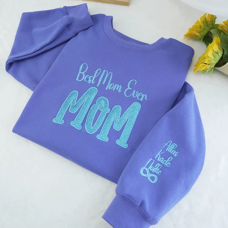 Besticktes MAMA-Sweatshirt mit Rundhalsausschnitt und Kindernamen auf dem Ärmel, Muttertagsgeschenk für Mama