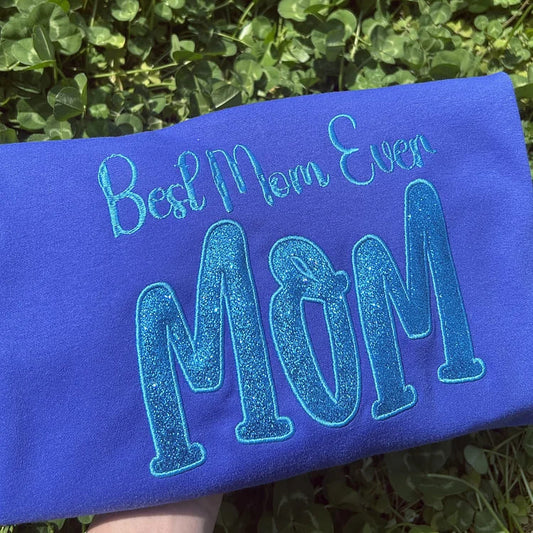 Besticktes MAMA-Sweatshirt mit Rundhalsausschnitt und Kindernamen auf dem Ärmel, Muttertagsgeschenk für Mama