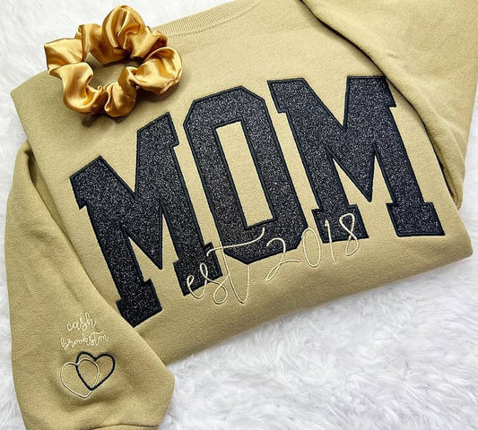 Besticktes MAMA-Sweatshirt mit Rundhalsausschnitt und Kindernamen auf dem Ärmel, Muttertagsgeschenk für Mama