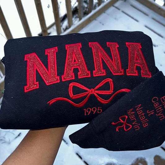 Besticktes MAMA-Sweatshirt mit Rundhalsausschnitt und Kindernamen auf dem Ärmel, Muttertagsgeschenk für Mama