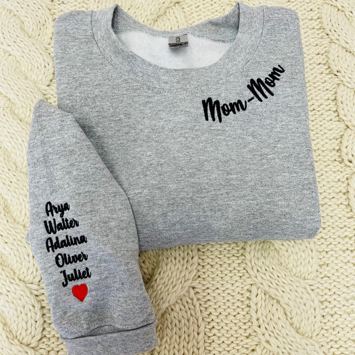Sudadera bordada para mamá con los nombres de los niños en la manga: ideas de regalo para el Día de la Madre