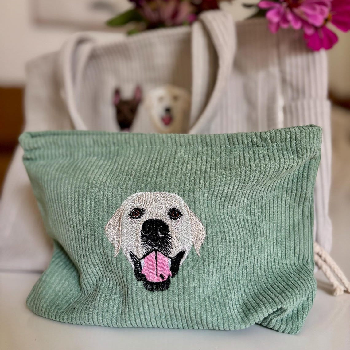 Trousse de maquillage personnalisée avec portrait d'animal brodé – Trousse de maquillage personnalisée en velours côtelé pour mamans de chiens et de chats, cadeau d'anniversaire pour femmes