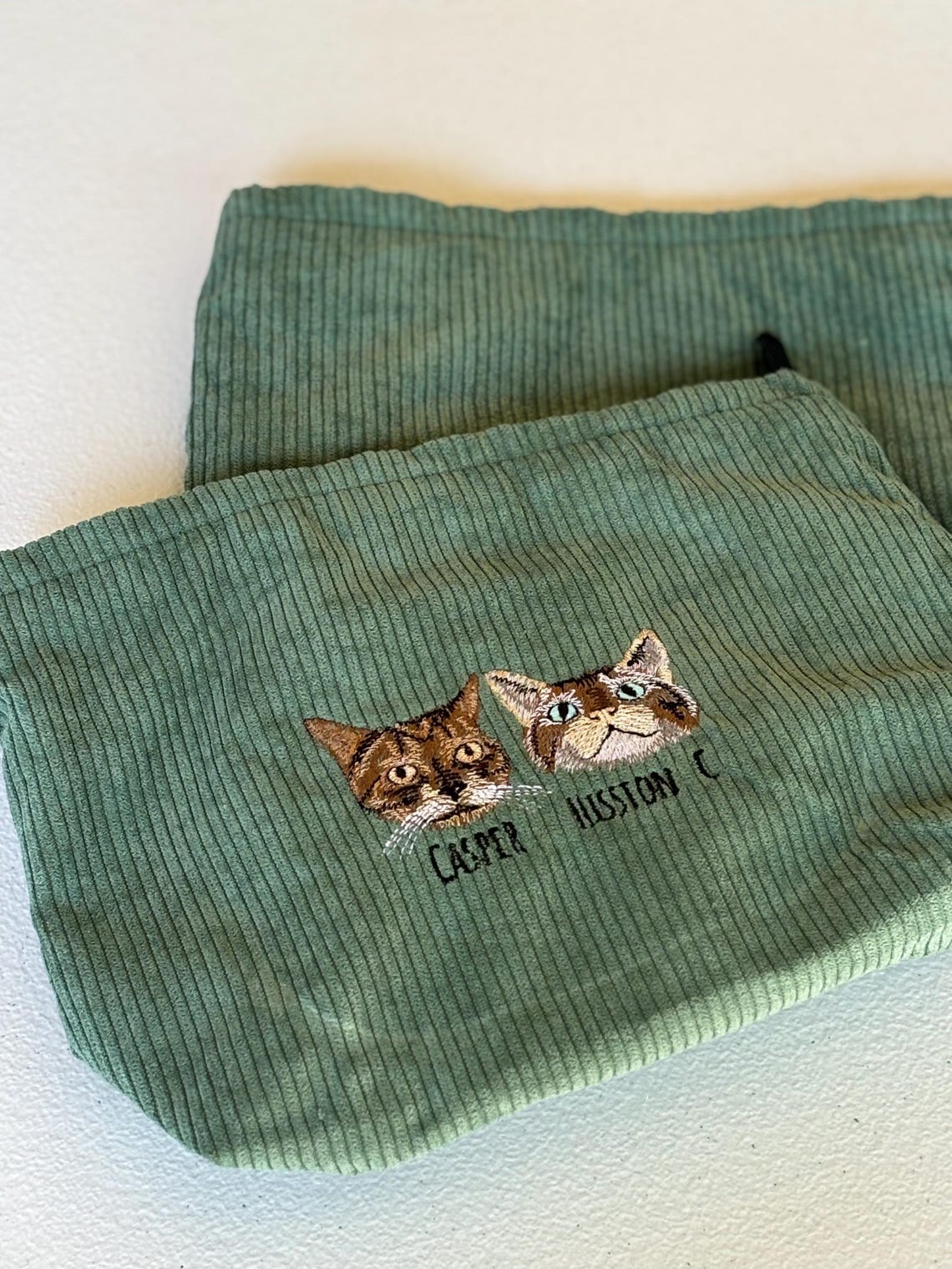Trousse de maquillage personnalisée avec portrait d'animal brodé – Trousse de maquillage personnalisée en velours côtelé pour mamans de chiens et de chats, cadeau d'anniversaire pour femmes