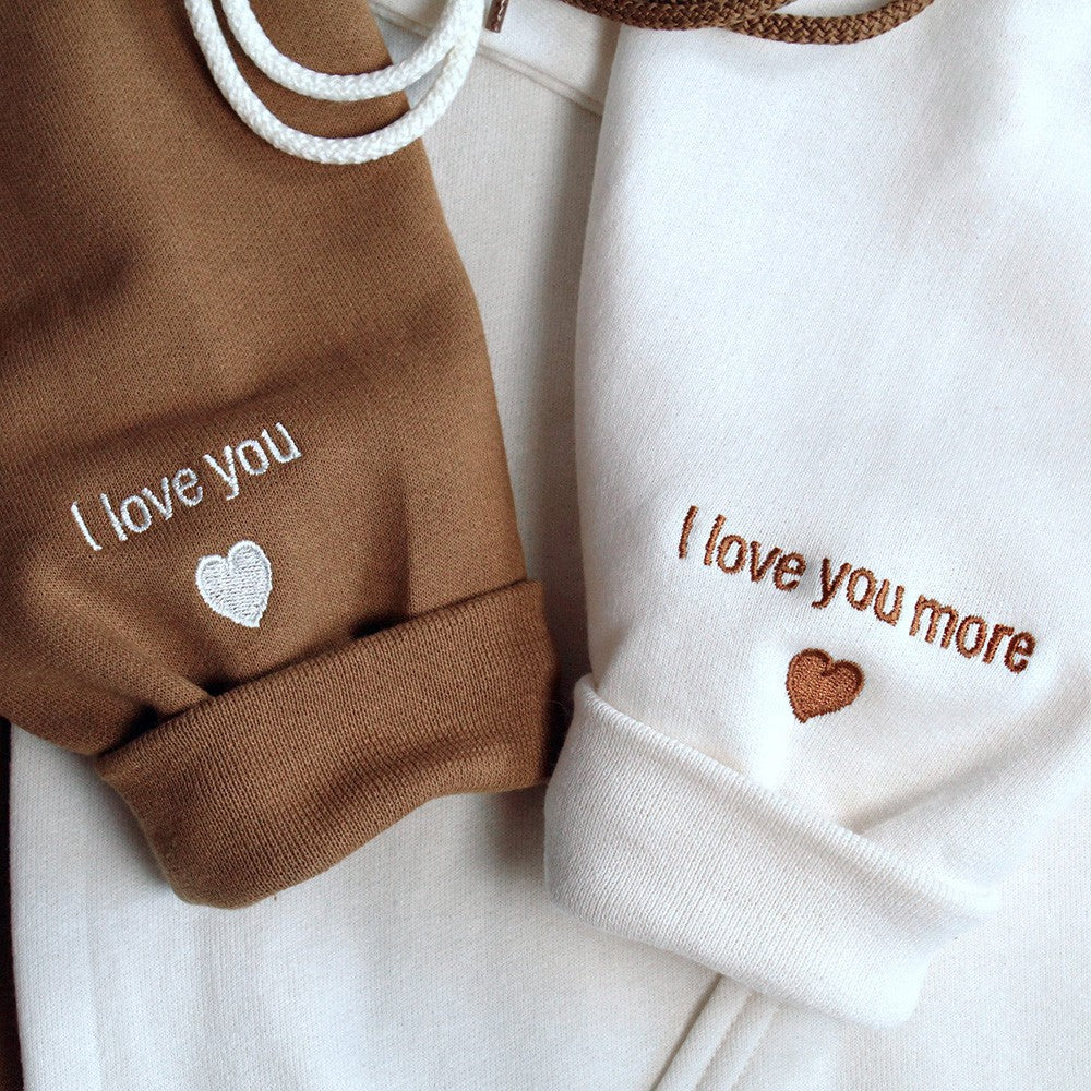 Personalisiertes besticktes Paar-Sweatshirt mit römischen Ziffern und Initialen am Ärmel als Valentinstagsgeschenk