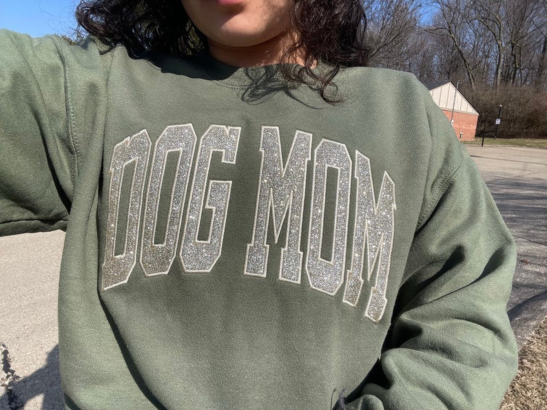 Personalisiertes Hundemama-Sweatshirt mit Kosenamen auf dem Ärmel, Geschenk für Tierliebhaber