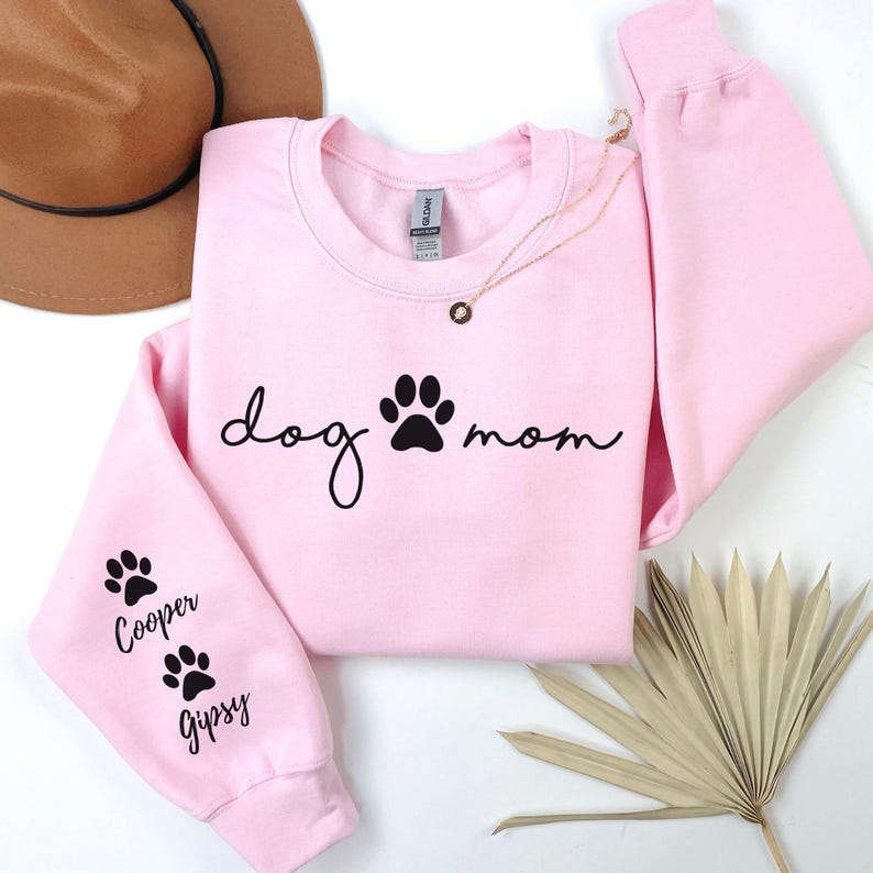 Sudadera personalizada para mamá perruna con nombres de mascotas en las mangas