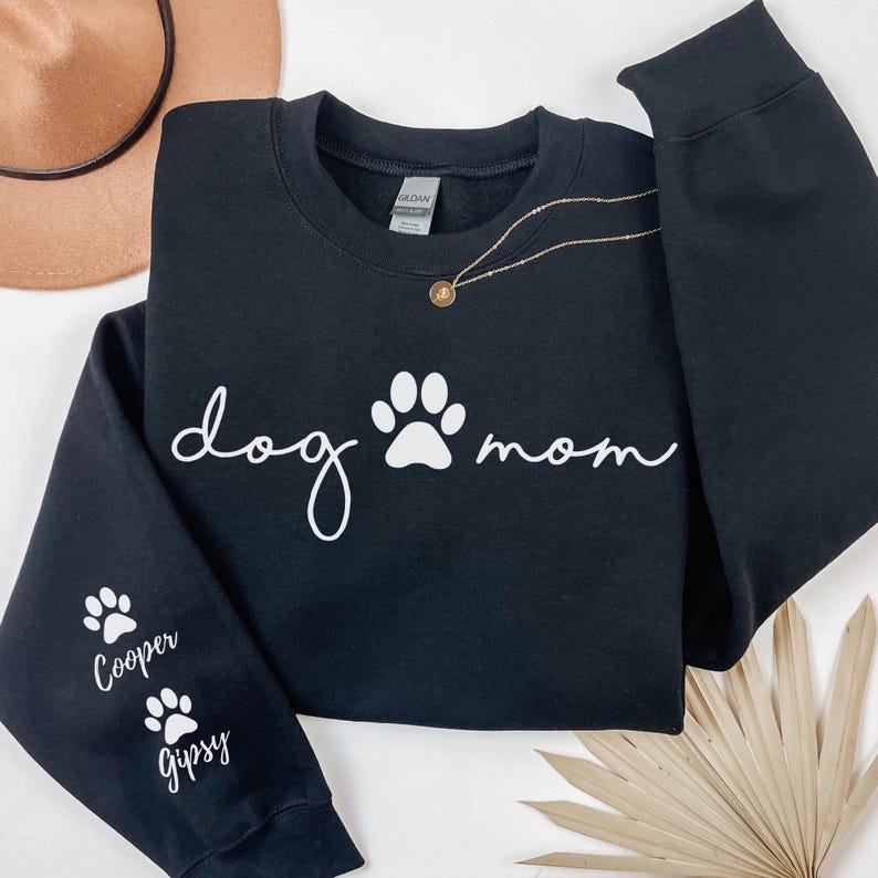 Sudadera personalizada para mamá perruna con nombres de mascotas en las mangas