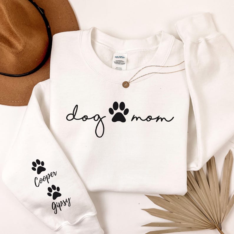 Sudadera personalizada para mamá perruna con nombres de mascotas en las mangas