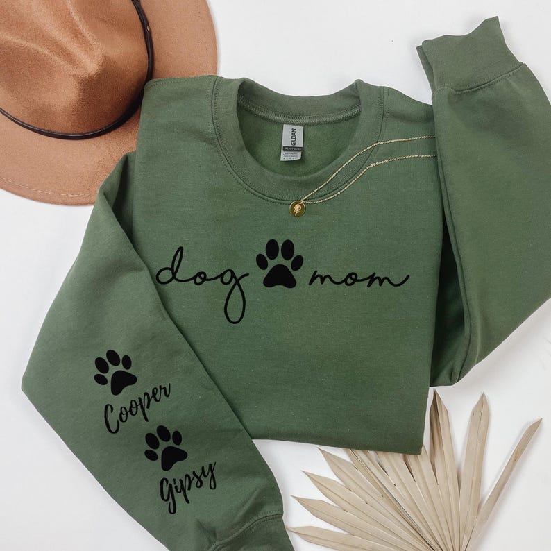 Sudadera personalizada para mamá perruna con nombres de mascotas en las mangas