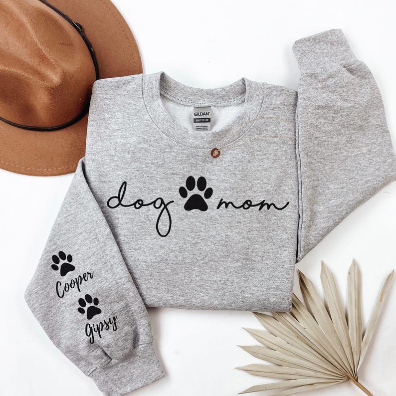 Sudadera personalizada para mamá perruna con nombres de mascotas en las mangas