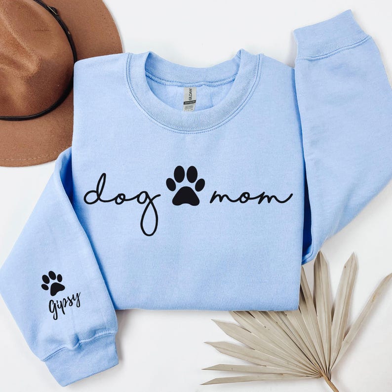 Sudadera personalizada para mamá perruna con nombres de mascotas en las mangas