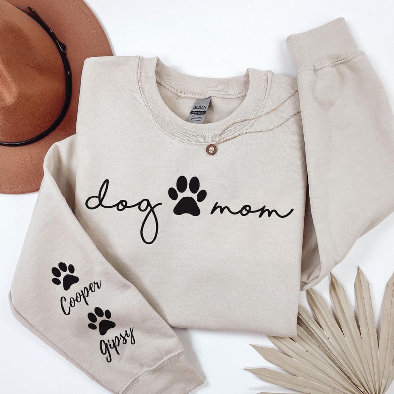 Sudadera personalizada para mamá perruna con nombres de mascotas en las mangas