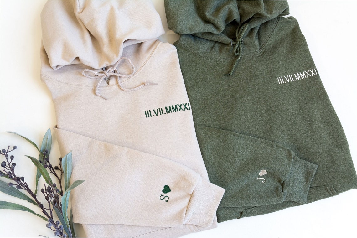 Personalisiertes, besticktes, passendes Kapuzenpullover mit römischen Ziffern, Valentinstags-Paargeschenke