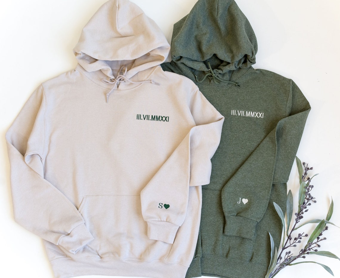 Personalisiertes, besticktes, passendes Kapuzenpullover mit römischen Ziffern, Valentinstags-Paargeschenke