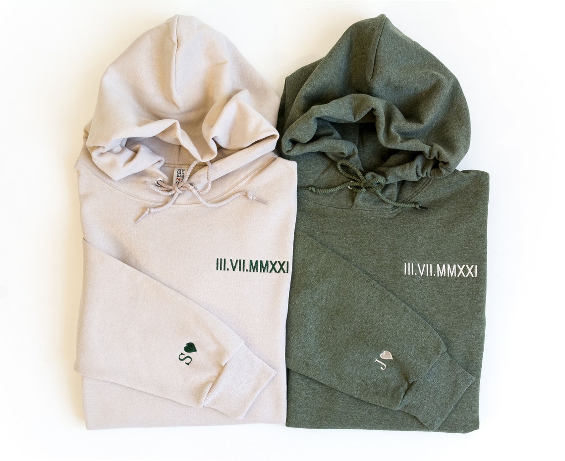 Personalisiertes, besticktes, passendes Kapuzenpullover mit römischen Ziffern, Valentinstags-Paargeschenke