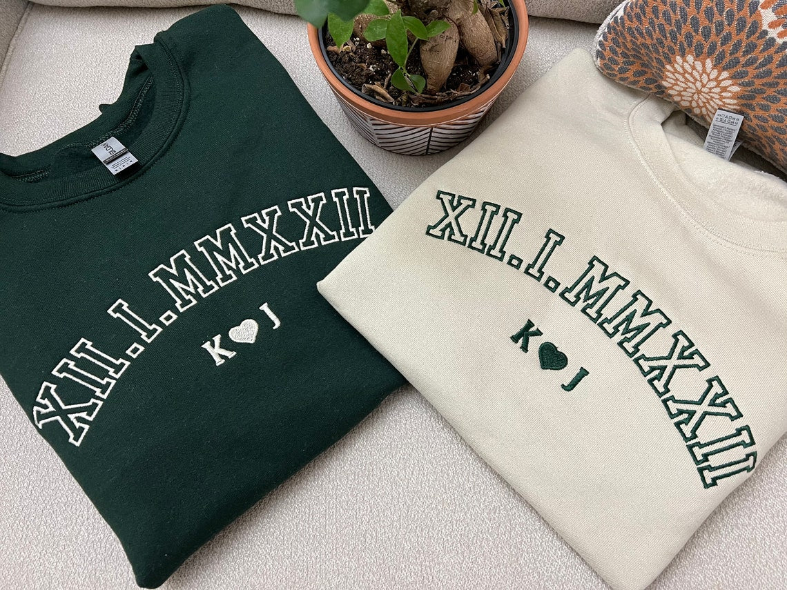 Individuell bestickter Kapuzenpullover mit römischen Ziffern, einzigartige Geschenke für Paare, Jahrestagsgeschenk, Valentinstagsgeschenke für die Freundin