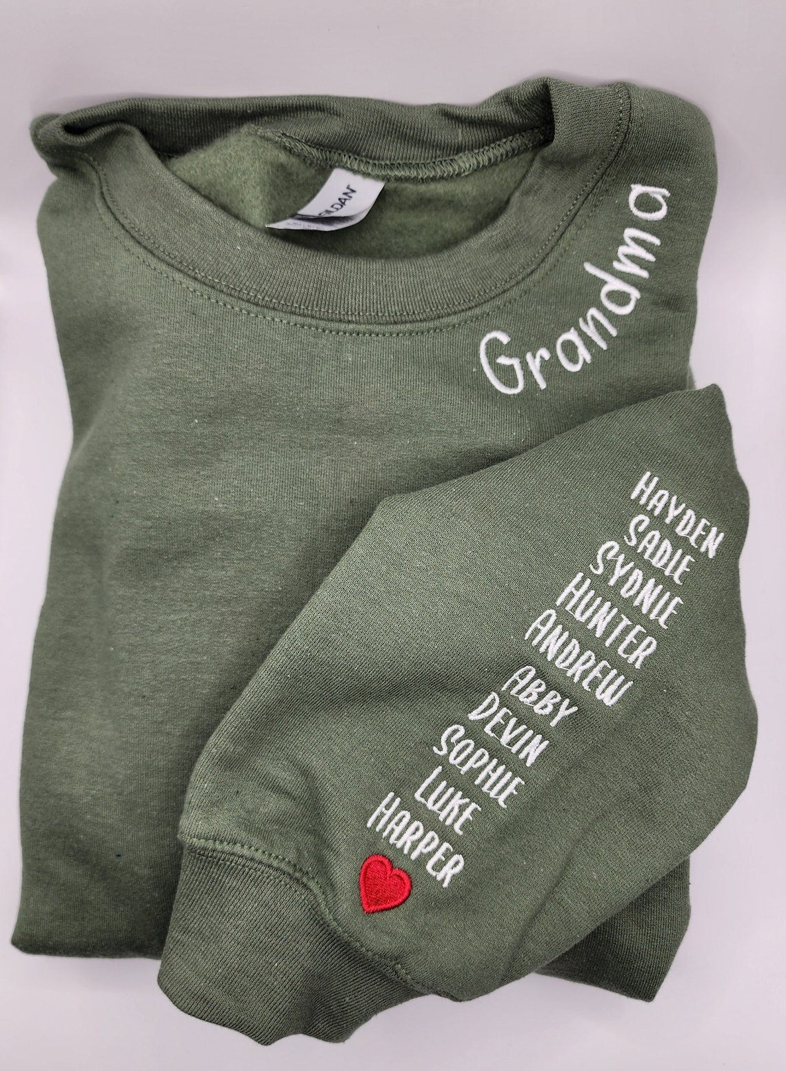 Sudadera bordada para mamá con los nombres de los niños en la manga: ideas de regalo para el Día de la Madre