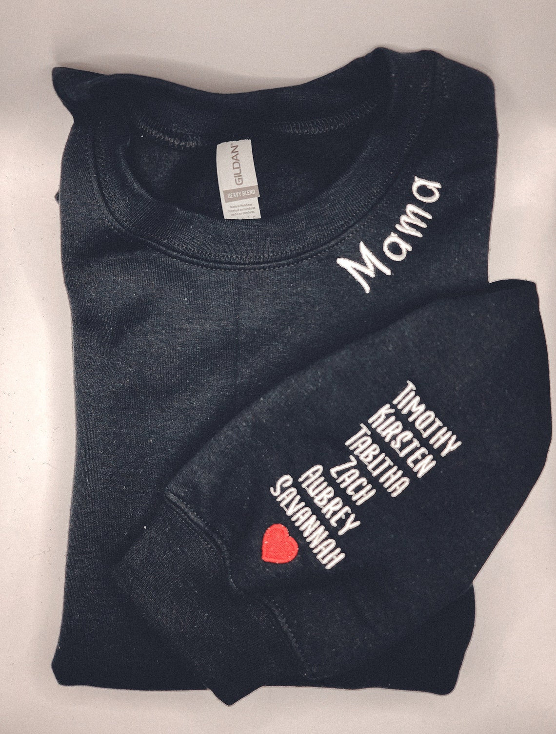 Sudadera bordada para mamá con los nombres de los niños en la manga: ideas de regalo para el Día de la Madre