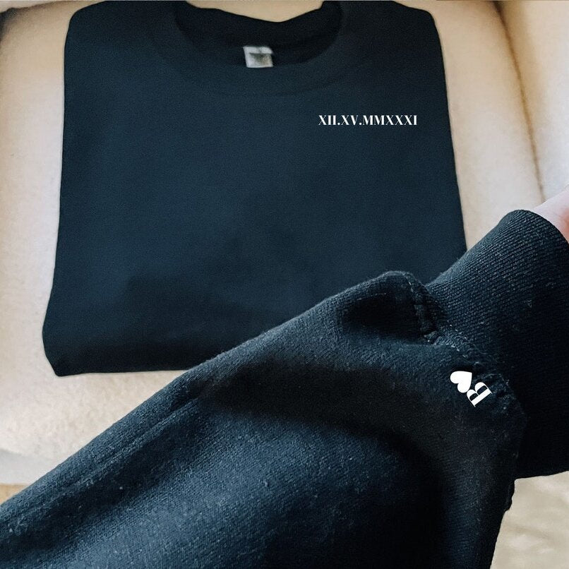 Personalisiertes besticktes Paar-Sweatshirt mit römischen Ziffern und Initialen am Ärmel als Valentinstagsgeschenk
