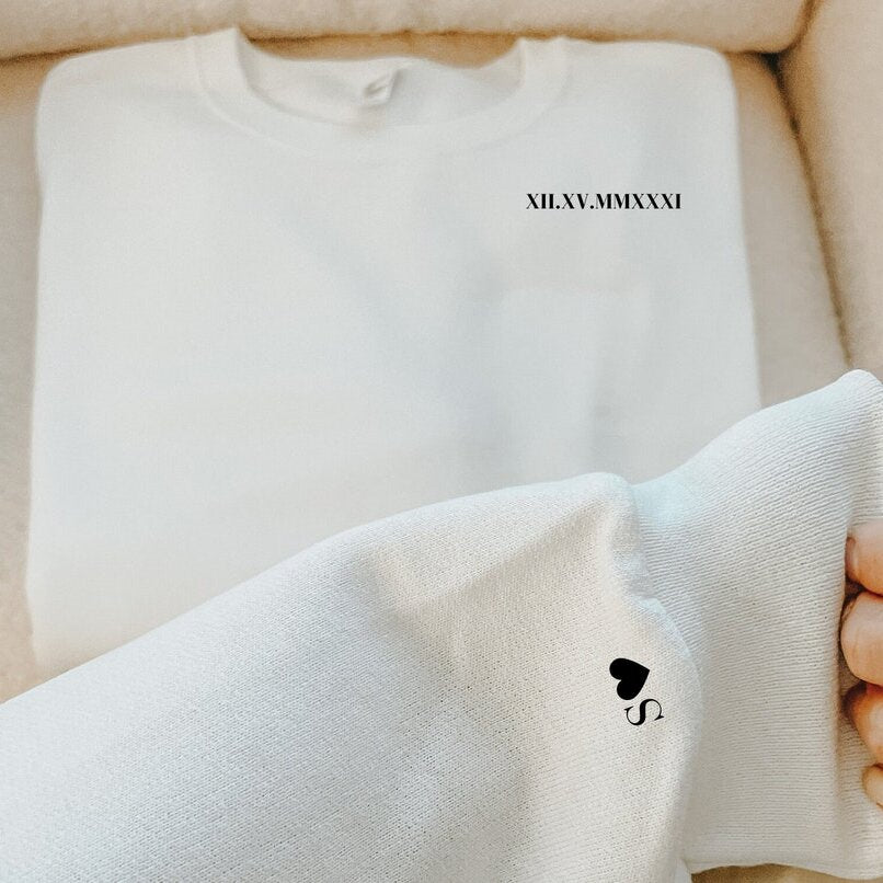 Personalisiertes besticktes Paar-Sweatshirt mit römischen Ziffern und Initialen am Ärmel als Valentinstagsgeschenk