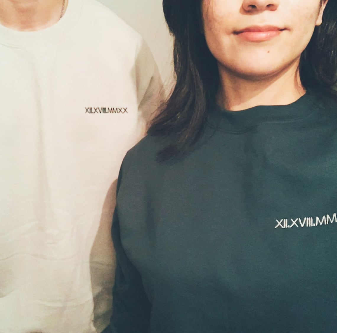 Personalisiertes, besticktes, passendes Kapuzenpullover mit römischen Ziffern, Valentinstags-Paargeschenke