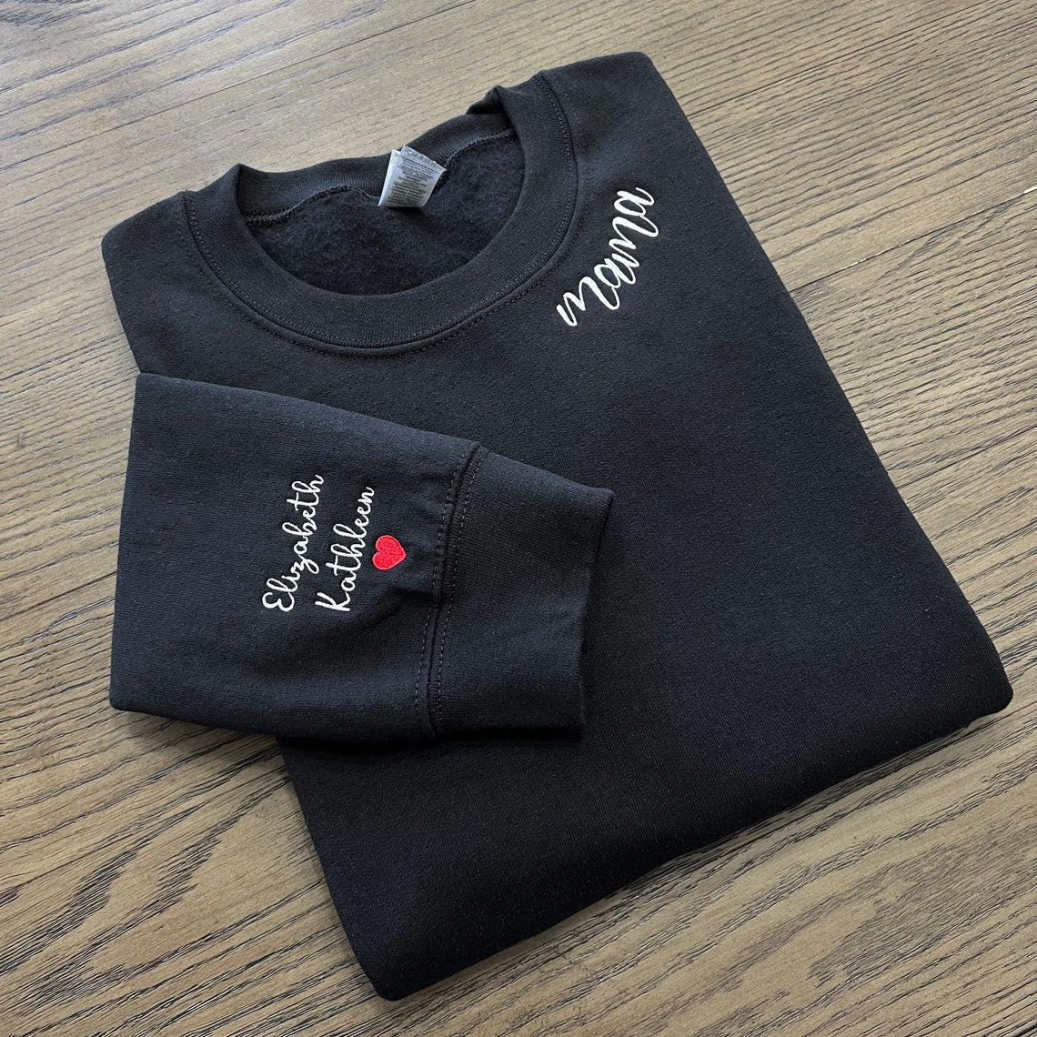 Sudadera bordada para mamá con los nombres de los niños en la manga: ideas de regalo para el Día de la Madre
