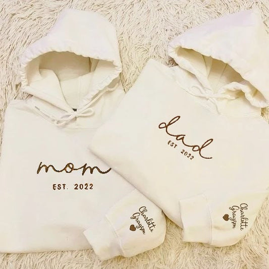 Individuell bestickter Kapuzenpullover „Mama, Papa, EST“ mit den Namen der Kinder auf dem Ärmel
