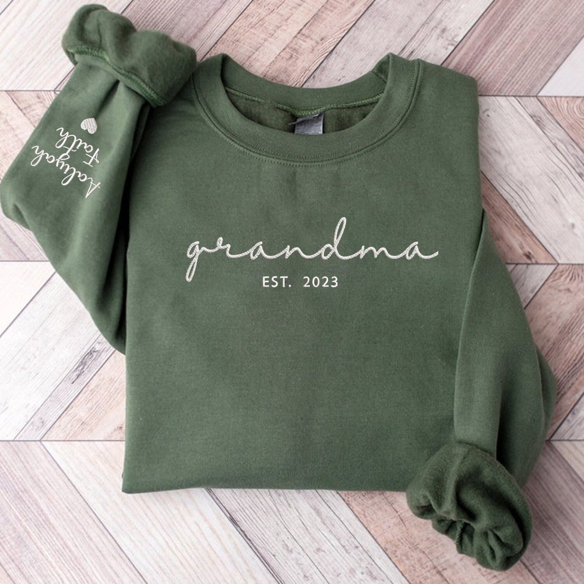 Individuell bestickter Kapuzenpullover „Mama, Papa, EST“ mit den Namen der Kinder auf dem Ärmel
