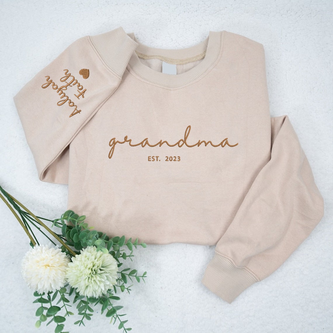 Individuell bestickter Kapuzenpullover „Mama, Papa, EST“ mit den Namen der Kinder auf dem Ärmel