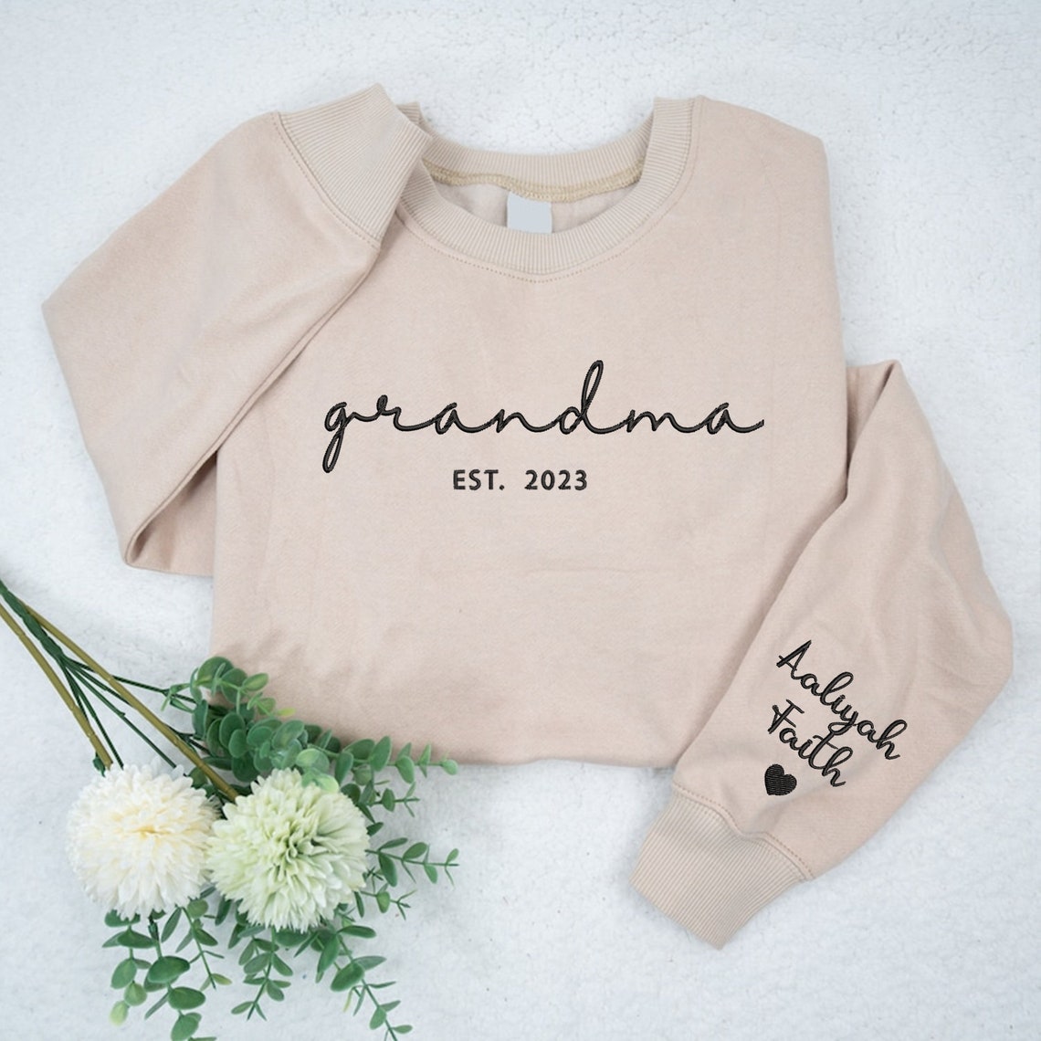Individuell bestickter Kapuzenpullover „Mama, Papa, EST“ mit den Namen der Kinder auf dem Ärmel