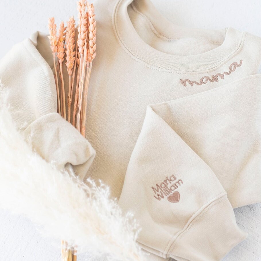 Sudadera bordada para mamá con los nombres de los niños en la manga. Regalo para el Día de la Madre.