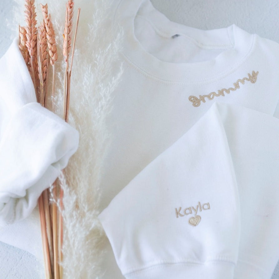 Sudadera bordada para mamá con los nombres de los niños en la manga. Regalo para el Día de la Madre.
