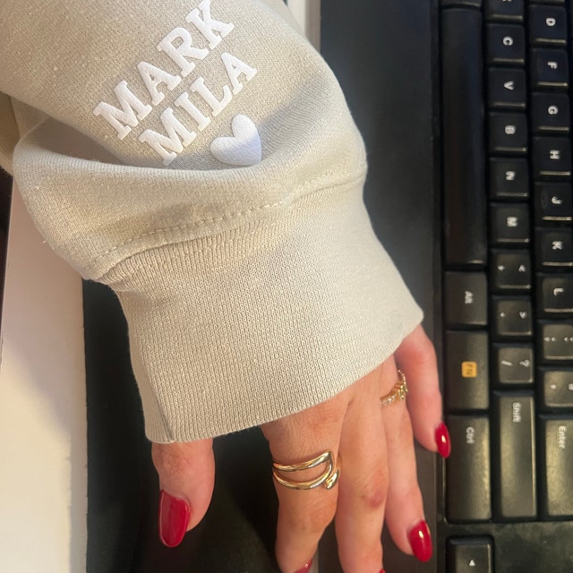 Personalisiertes Sweatshirt mit geprägtem Puff-Schriftzug „MAMA“ und Kindernamen, Geschenk für Mama