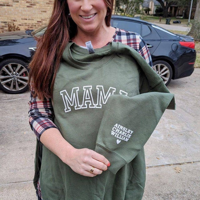 Personalisiertes Sweatshirt mit geprägtem Puff-Schriftzug „MAMA“ und Kindernamen, Geschenk für Mama