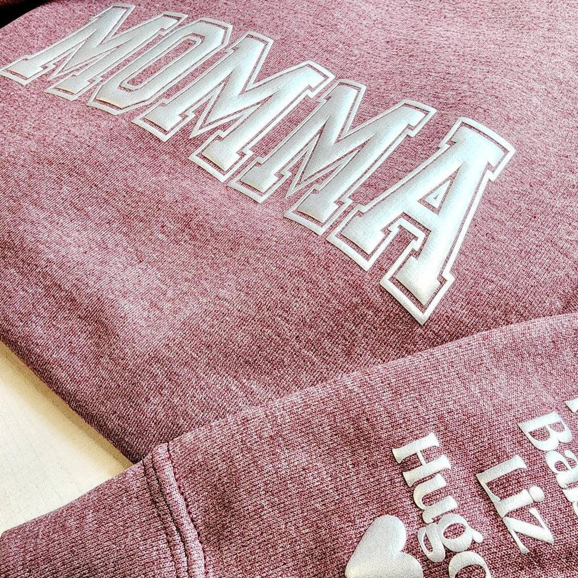 Personalisiertes Mama-Andenken-Sweatshirt mit Puff-Schriftzug und Kindernamen auf dem Ärmel, Muttertagsgeschenk