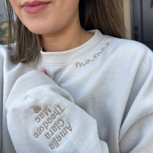 Personalisiertes besticktes Mama-Sweatshirt mit Ausschnitt und individuellem Namen am Ärmel, Geschenk für Mama