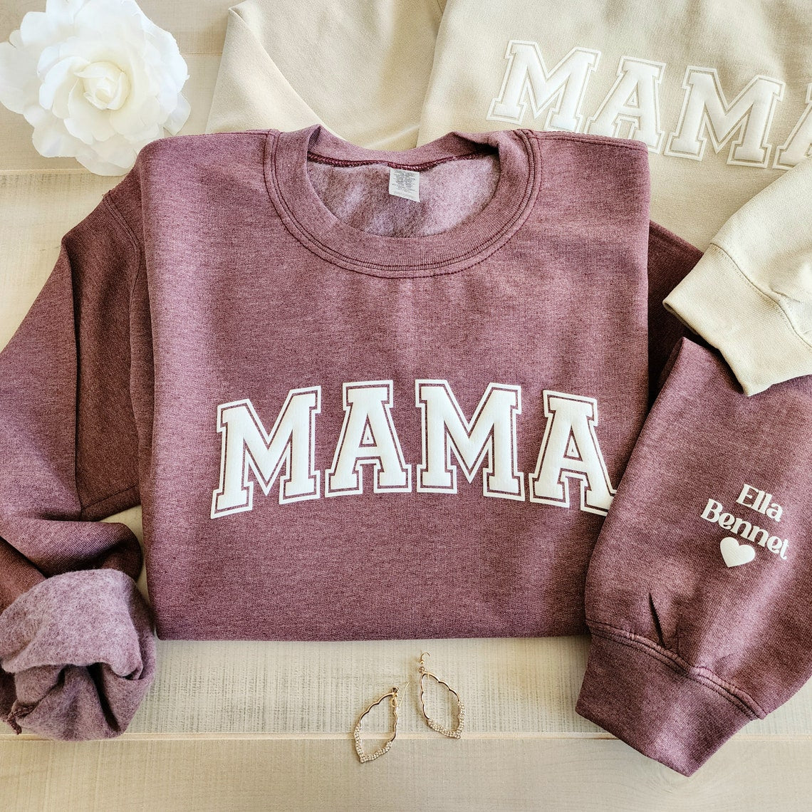 Personalisiertes Mama-Andenken-Sweatshirt mit Puff-Schriftzug und Kindernamen auf dem Ärmel, Muttertagsgeschenk