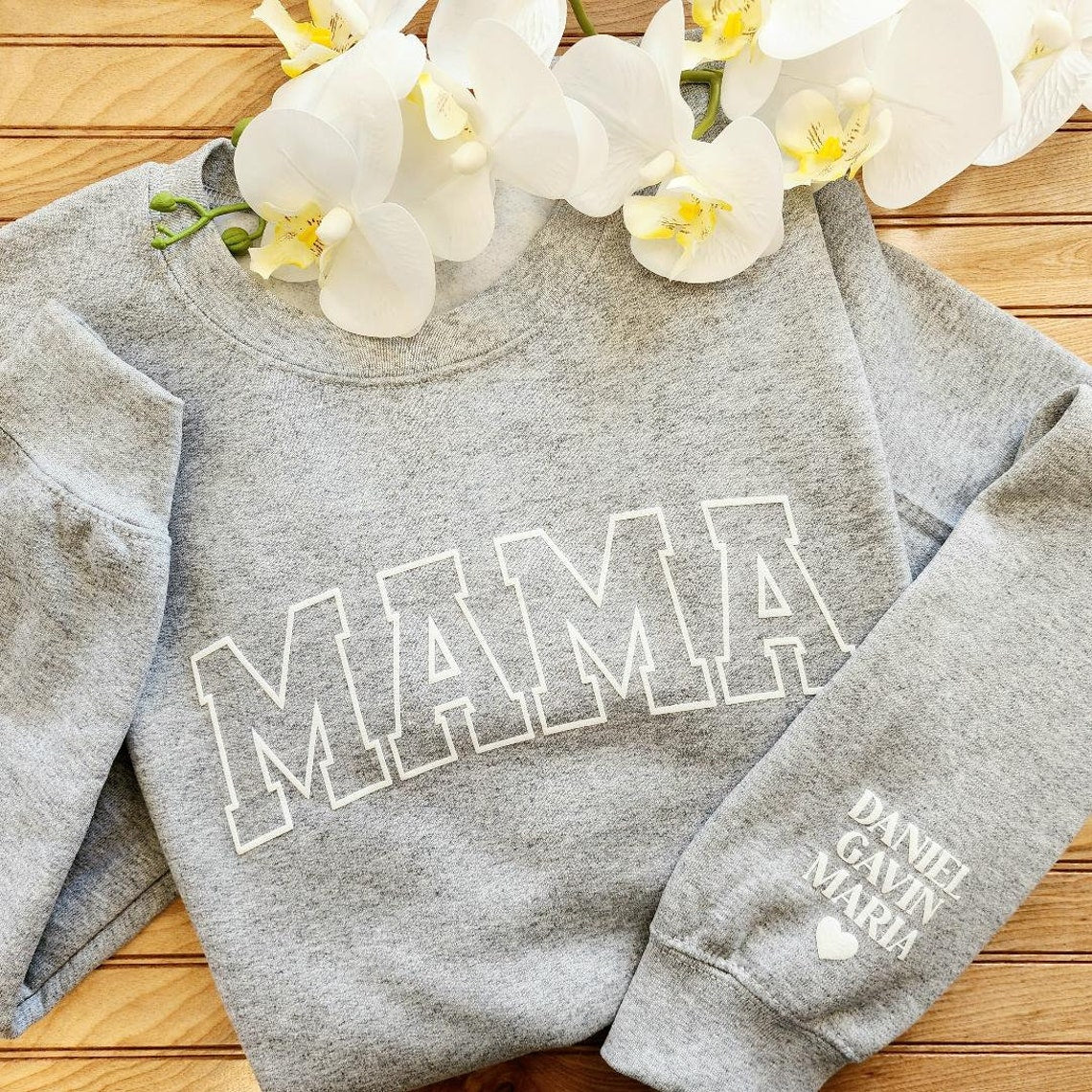 Personalisiertes Sweatshirt mit geprägtem Puff-Schriftzug „MAMA“ und Kindernamen, Geschenk für Mama