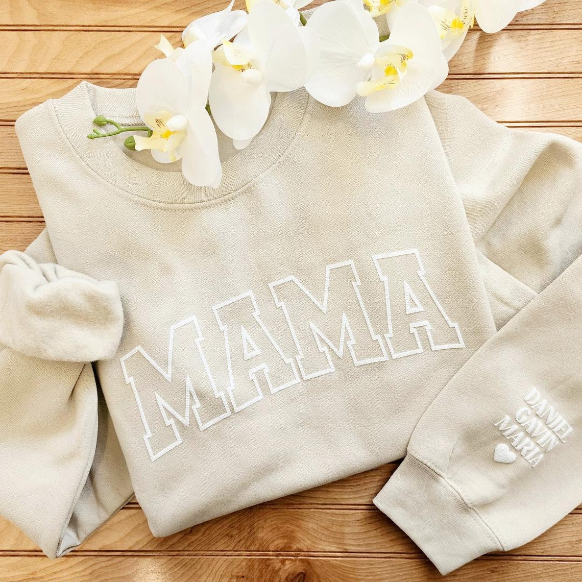 Personalisiertes Sweatshirt mit geprägtem Puff-Schriftzug „MAMA“ und Kindernamen, Geschenk für Mama