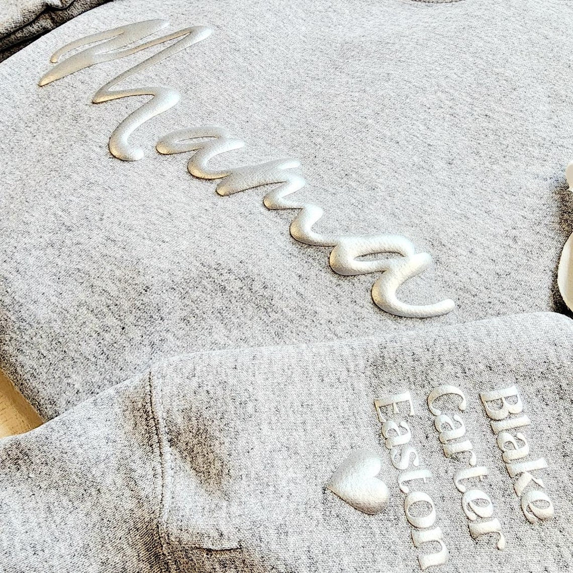 Personalisiertes Mama Puff Sweatshirt mit Kindernamen auf dem Ärmel Muttertag Geburtstagsgeschenk für Mama