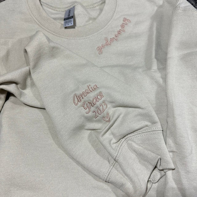 Benutzerdefiniertes besticktes Mama-Sweatshirt mit Kindernamen auf dem Ärmel, Muttertagsgeschenk für Mama