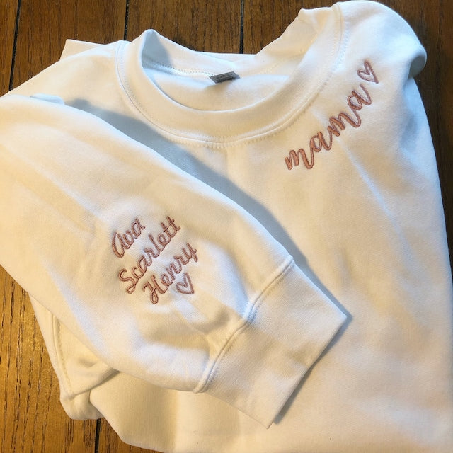 Benutzerdefiniertes besticktes Mama-Sweatshirt mit Kindernamen auf dem Ärmel, Muttertagsgeschenk für Mama