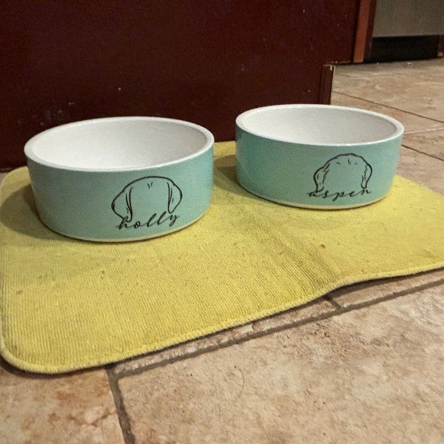 Personalisierter Hundenapf aus Keramik mit Hundeohr und Namen als Geschenk für Tierliebhaber