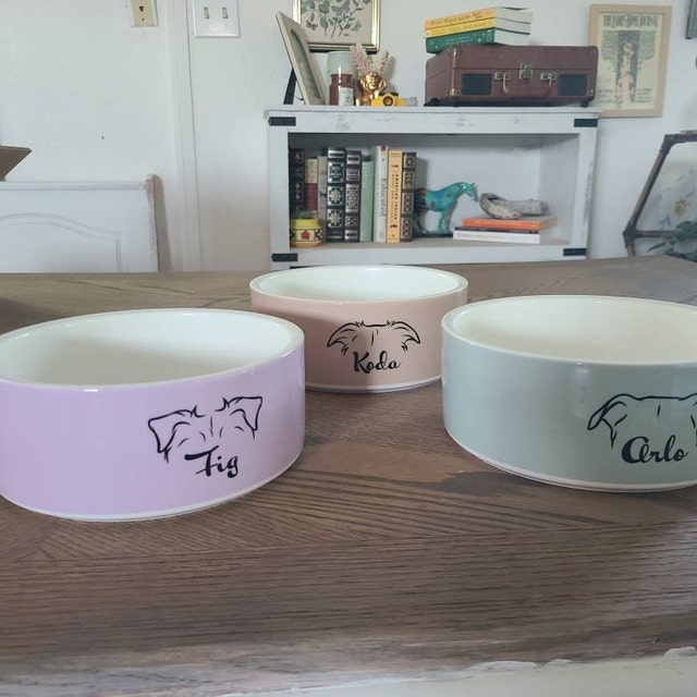 Personalisierter Hundenapf aus Keramik mit Hundeohr und Namen als Geschenk für Tierliebhaber