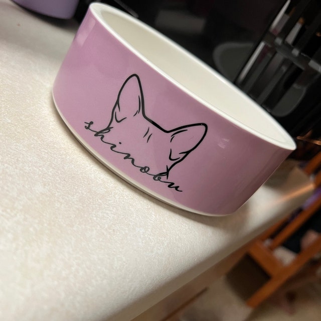 Personalisierter Hundenapf aus Keramik mit Hundeohr und Namen als Geschenk für Tierliebhaber