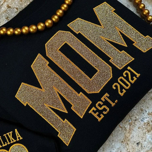 Besticktes MAMA-Sweatshirt mit Rundhalsausschnitt und Kindernamen auf dem Ärmel, Muttertagsgeschenk für Mama