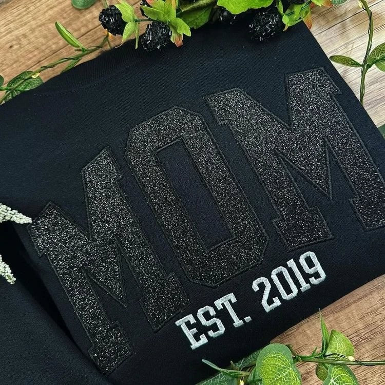 Besticktes MAMA-Sweatshirt mit Rundhalsausschnitt und Kindernamen auf dem Ärmel, Muttertagsgeschenk für Mama