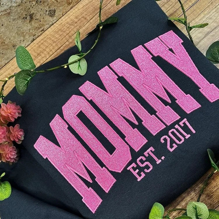 Besticktes MAMA-Sweatshirt mit Rundhalsausschnitt und Kindernamen auf dem Ärmel, Muttertagsgeschenk für Mama