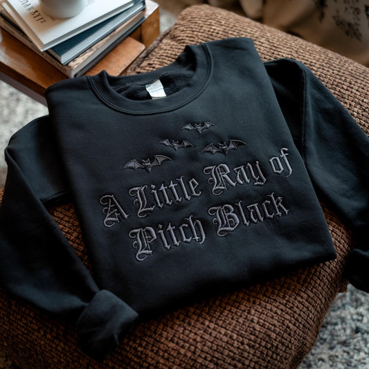 Sweat-shirt brodé « Un petit rayon de noir » pour Halloween | Humour noir