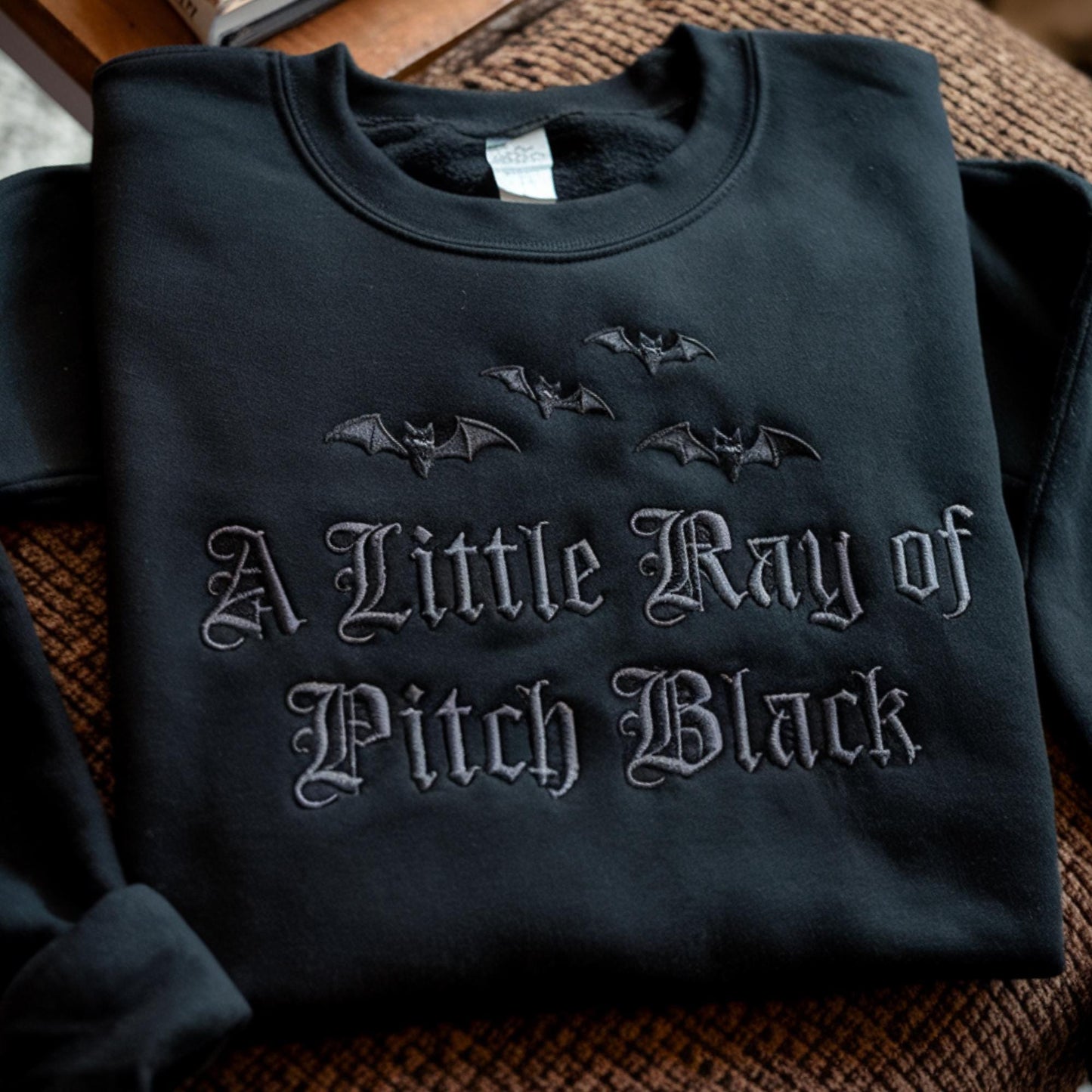 Sweat-shirt brodé « Un petit rayon de noir » pour Halloween | Humour noir